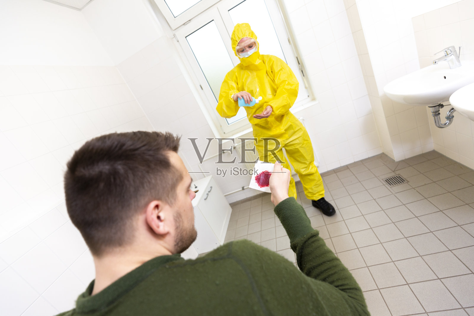 穿黄色防护服的女病人照片摄影图片