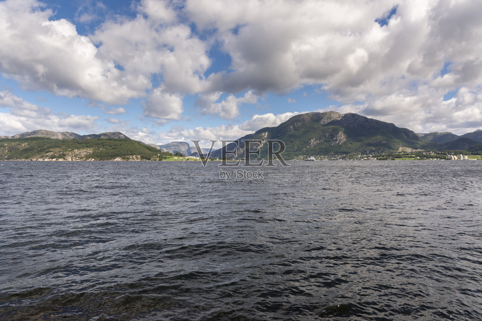 在罗弗敦的斯塔万格海和山之间的景观照片摄影图片