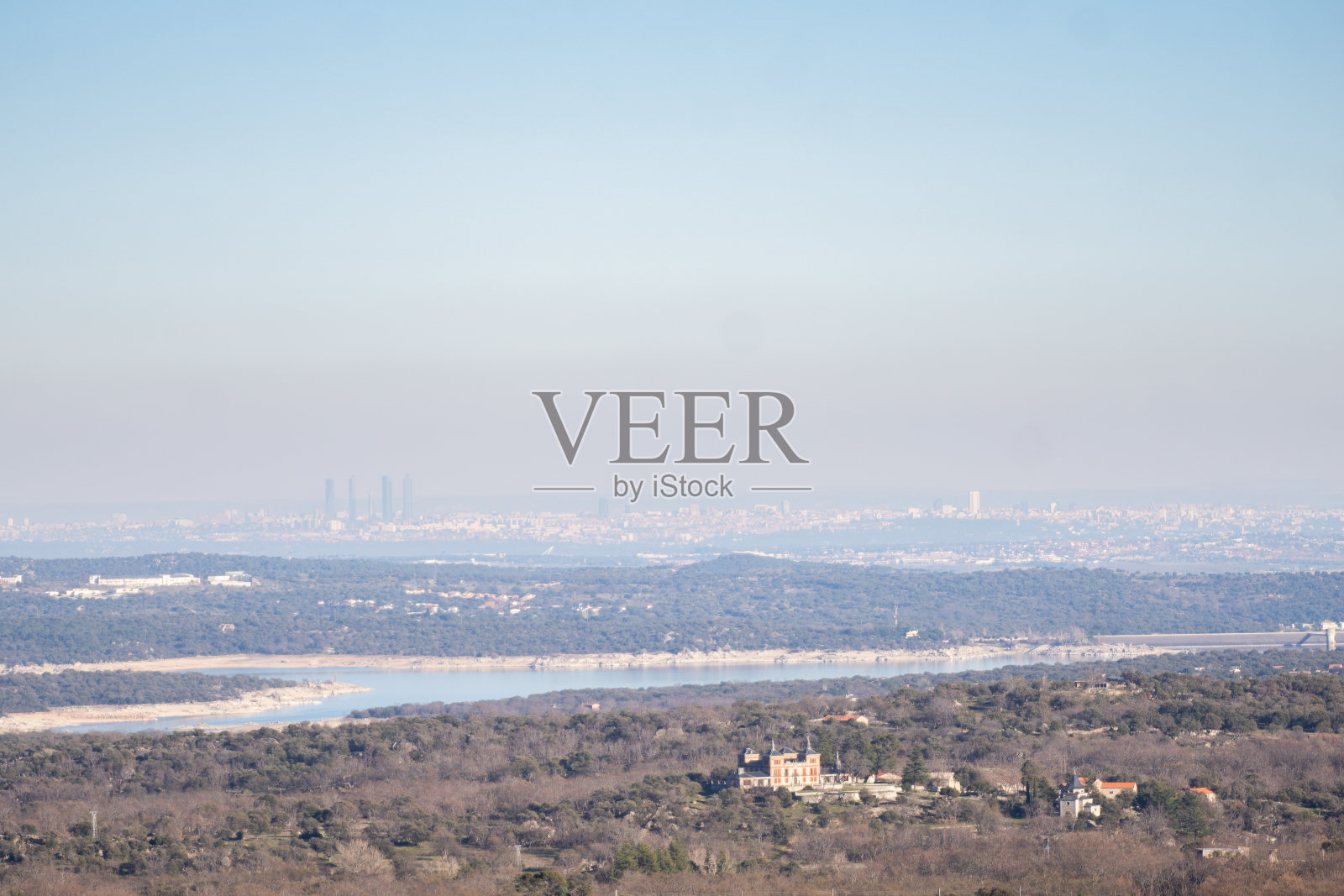 全景马德里(西班牙)和污染云从远处照片摄影图片