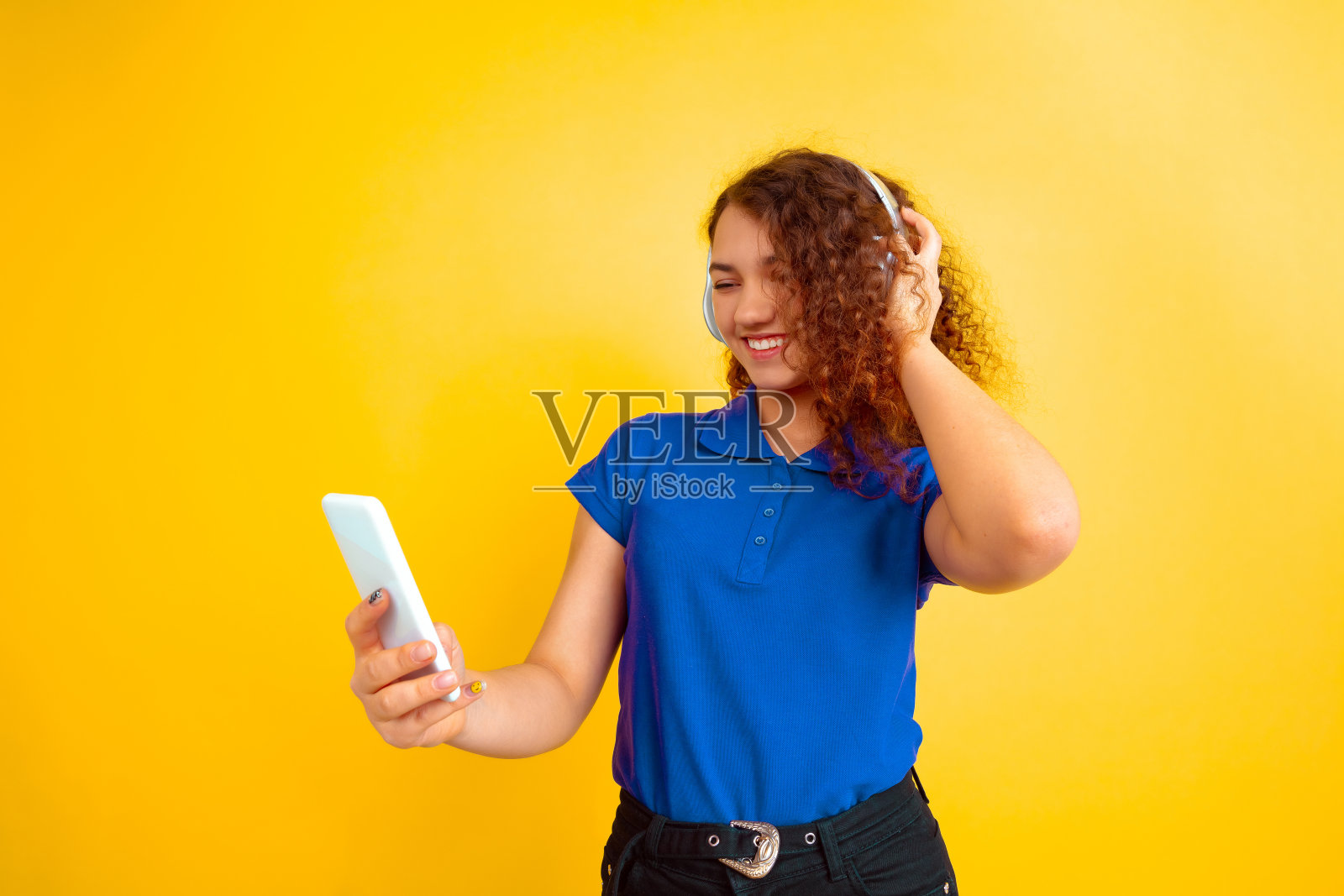 黄色背景上的白人女孩肖像照片摄影图片