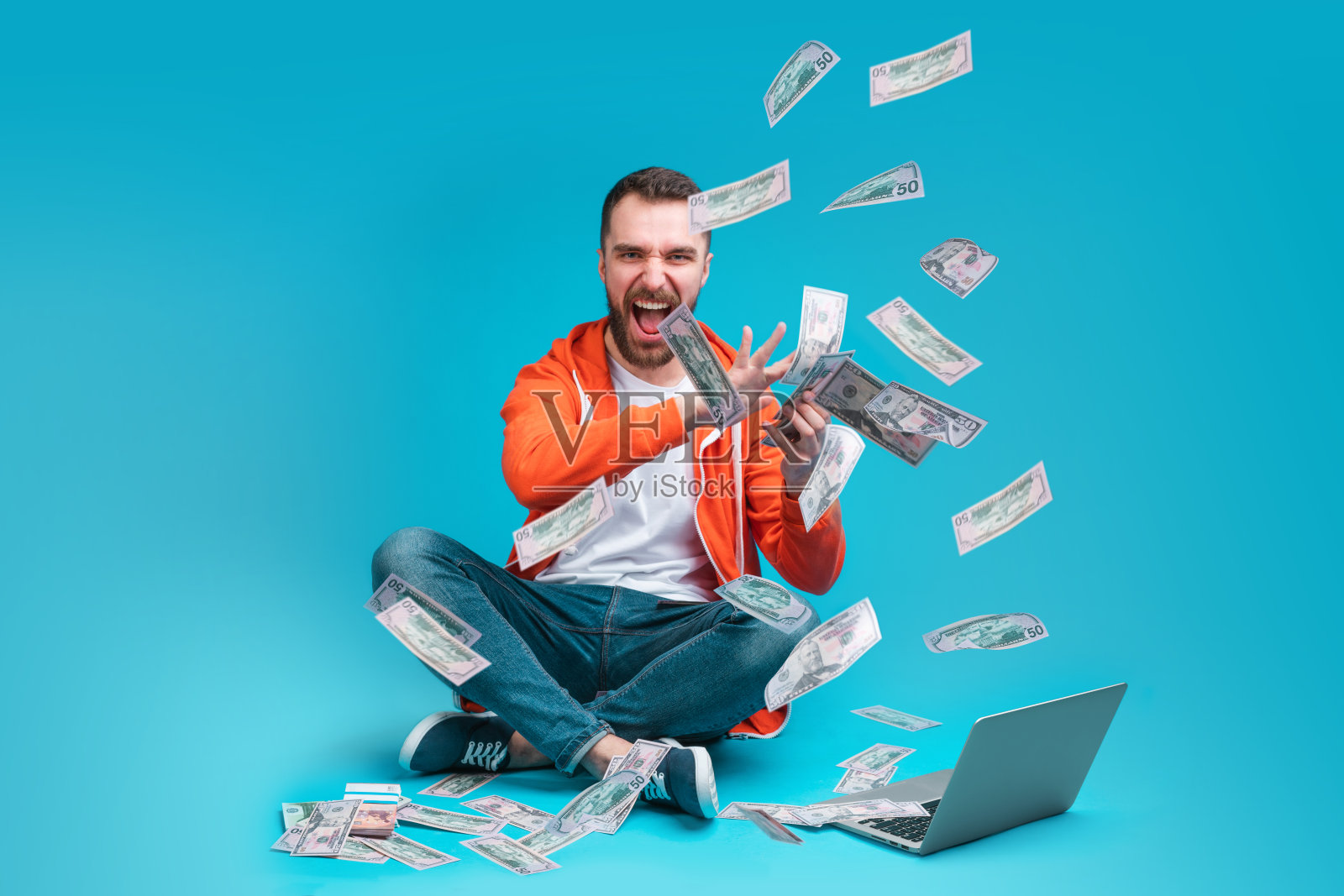 幸运男人在博彩公司网站在线投注后庆祝赢得奖金照片摄影图片