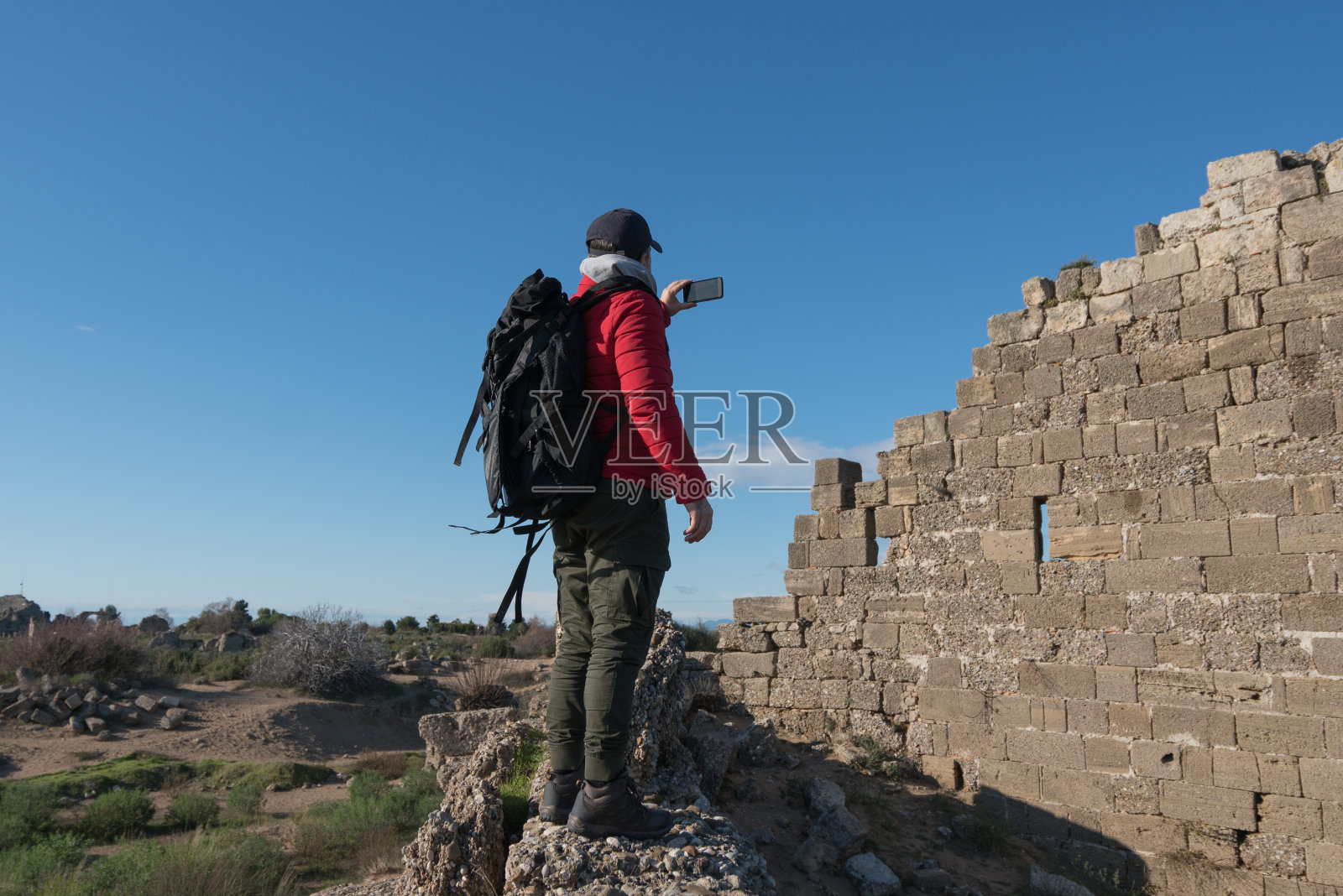 旅行者用手机拍照照片摄影图片