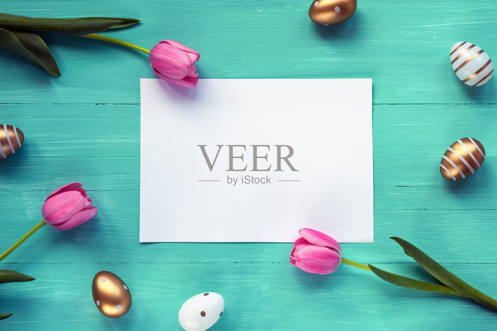 节日复活节背景。空白sheet在绿松石背景与鲜花和彩绘鸡蛋。模拟，俯视图，平躺。照片摄影图片