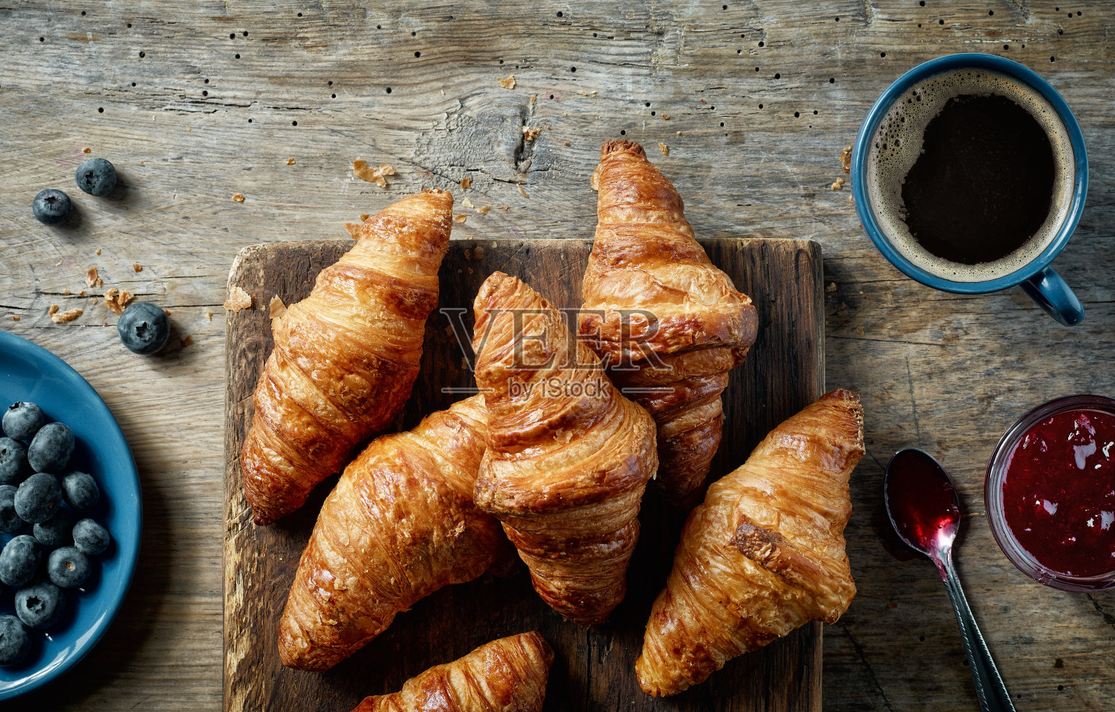 新鲜烤牛角面包和一杯咖啡照片摄影图片