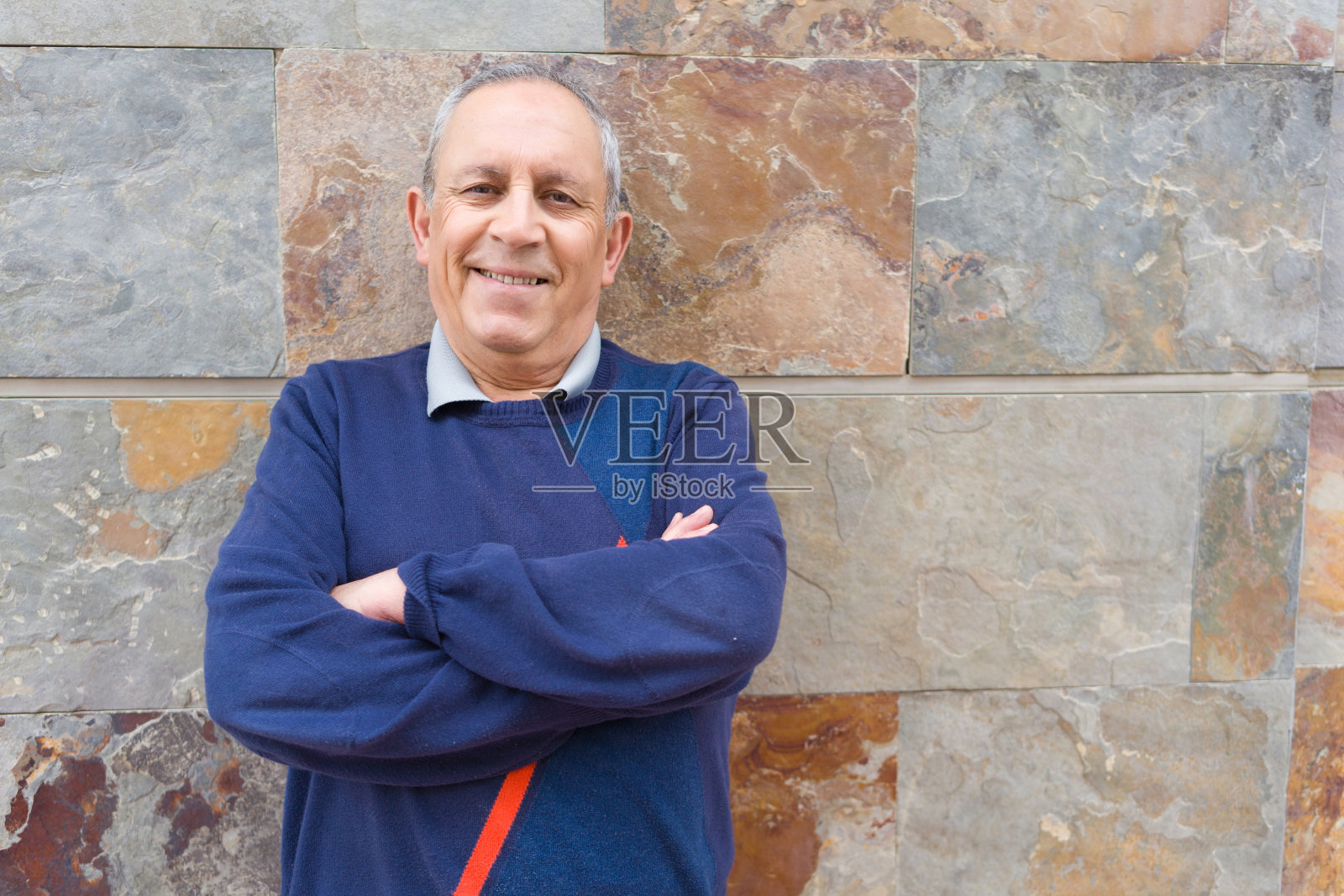 笑容灿烂，双臂交叉的中年男子照片摄影图片