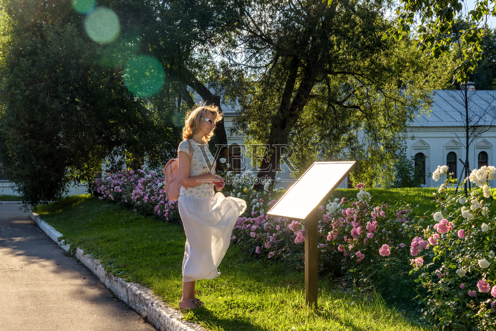 一位女士为游客阅读信息照片摄影图片