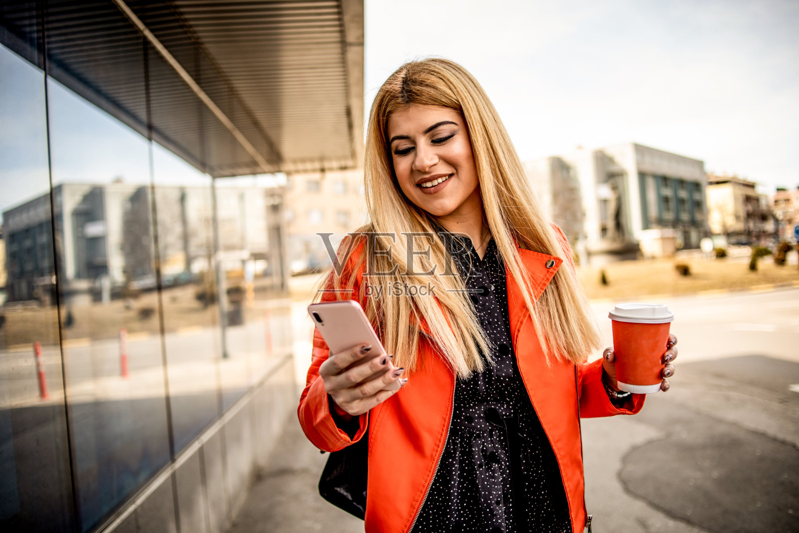 走在街上的女商人照片摄影图片