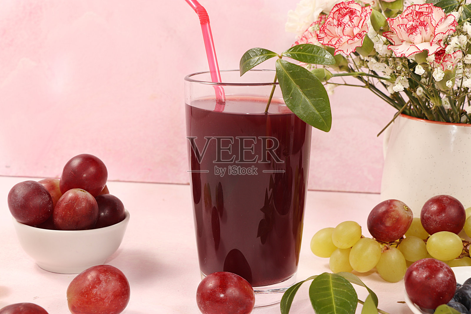 果酒，果汁或果汁饮料在玻璃杯和配料在阳光下的桌子。一种排毒饮食和减肥的概念，健康自然的营养吧。健康的早餐,生活方式。夏天维生素饮料。照片摄影图片