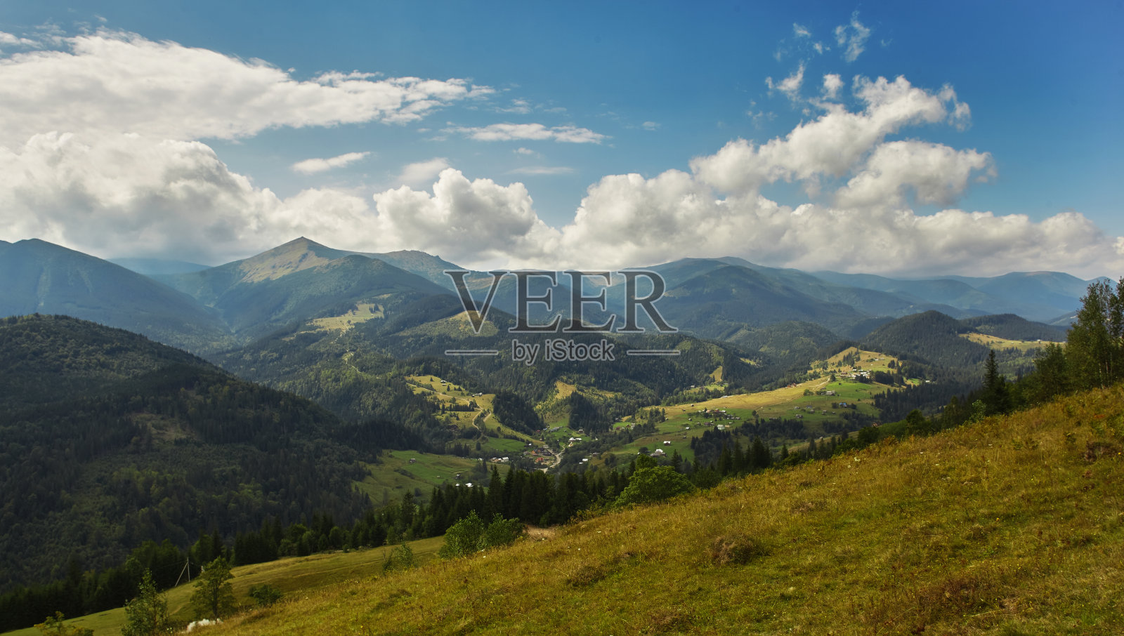 乌克兰喀尔巴阡山脉Dzembronya村附近照片摄影图片