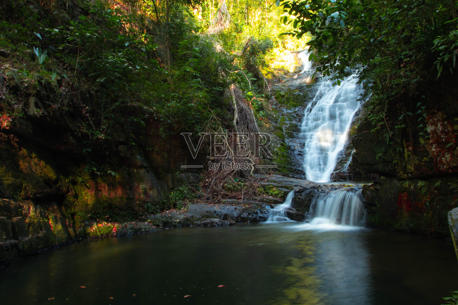 泰国瀑布之美。照片摄影图片