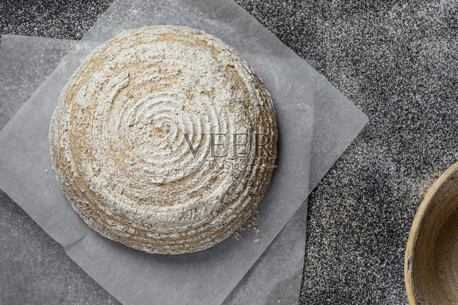 把面团放在特制的篮子里发酵。烘烤前先把面团发酵。Yeast-free面团。面团的发酵过程。照片摄影图片