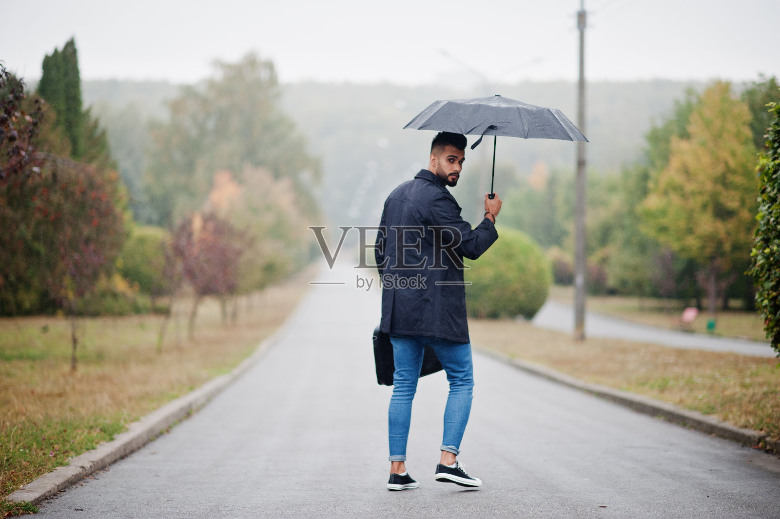 时髦的高个子阿拉伯胡子男子照片摄影图片