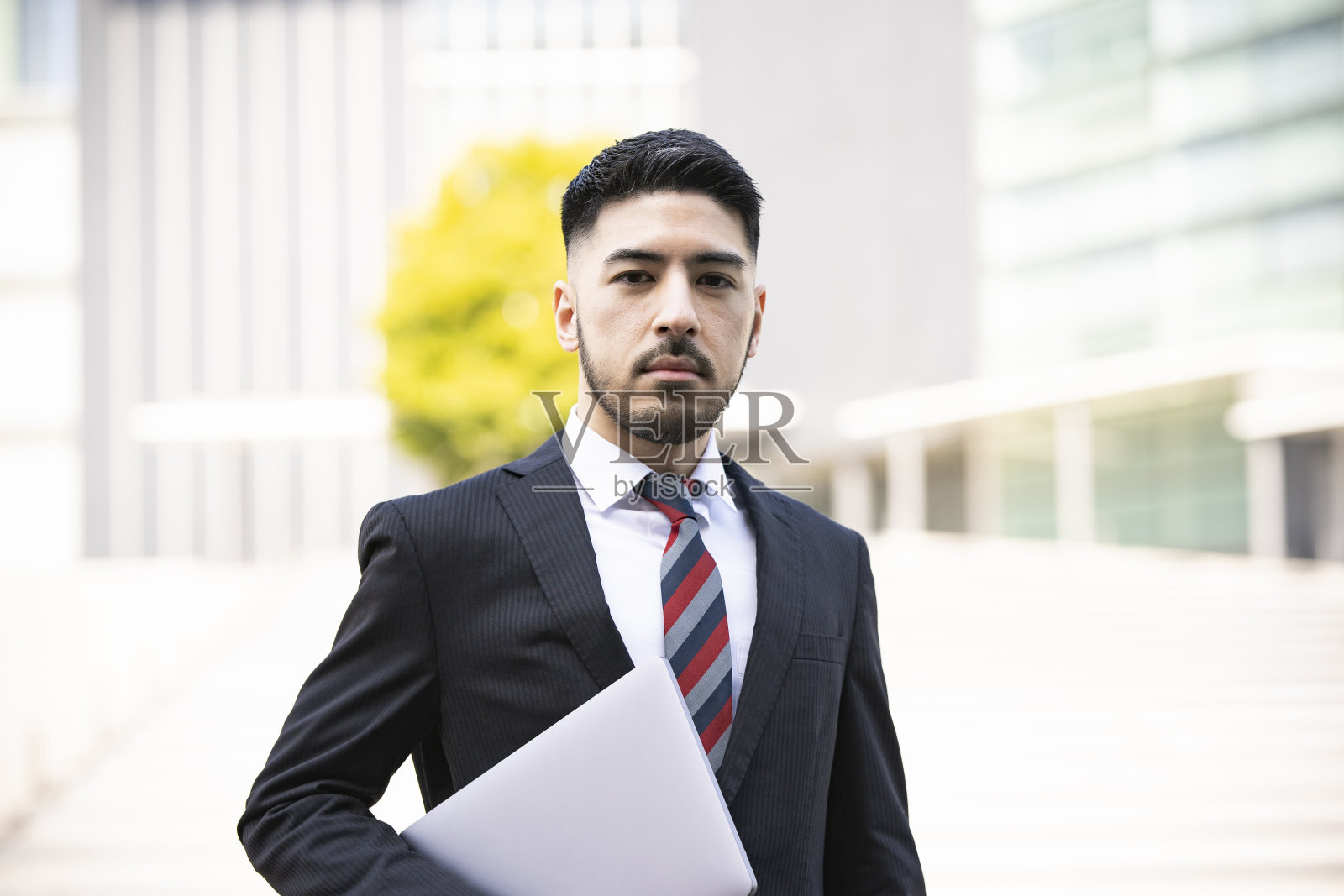 商务男士使用笔记本电脑照片摄影图片