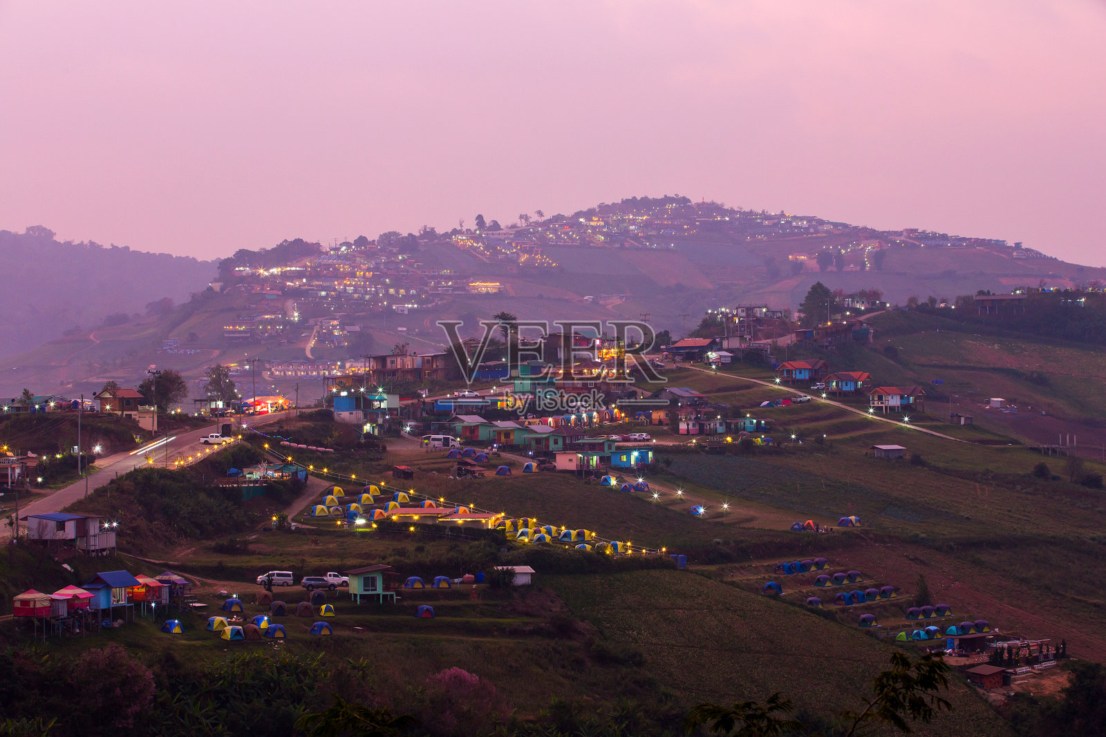 美丽的山屋灯光作为背景照片摄影图片