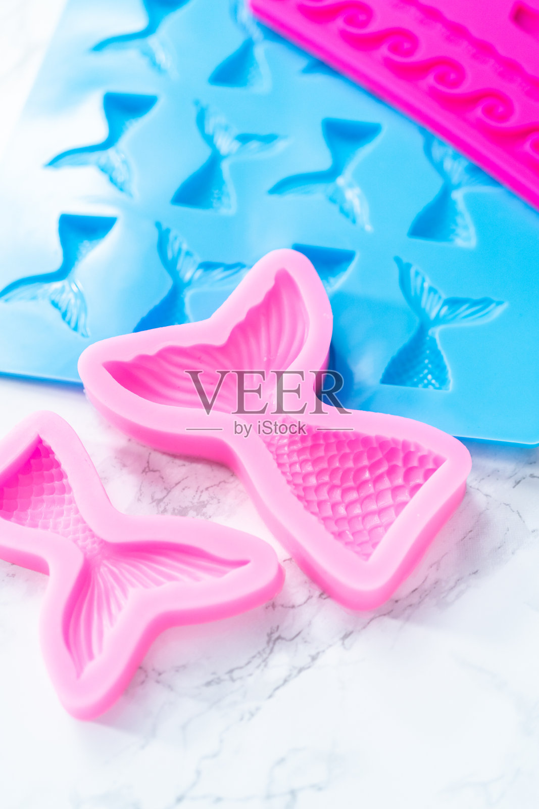 美人鱼主题硅胶模具与海星和美人鱼尾巴。照片摄影图片