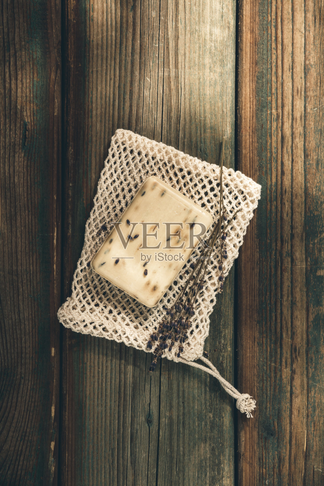 有机薰衣草肥皂在木制背景。生态天然卫浴配件、天然化妆品产品及工具。“零浪费”的概念。塑料是免费的。照片摄影图片