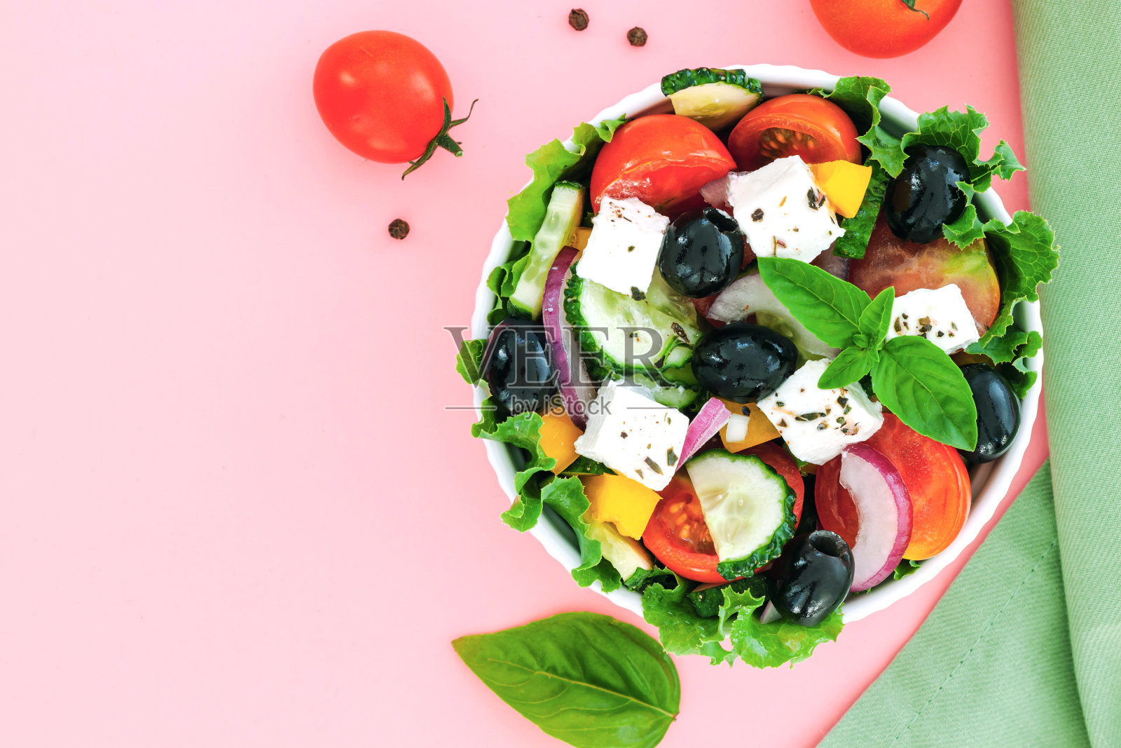 蔬菜沙拉配西红柿和新鲜蔬菜照片摄影图片