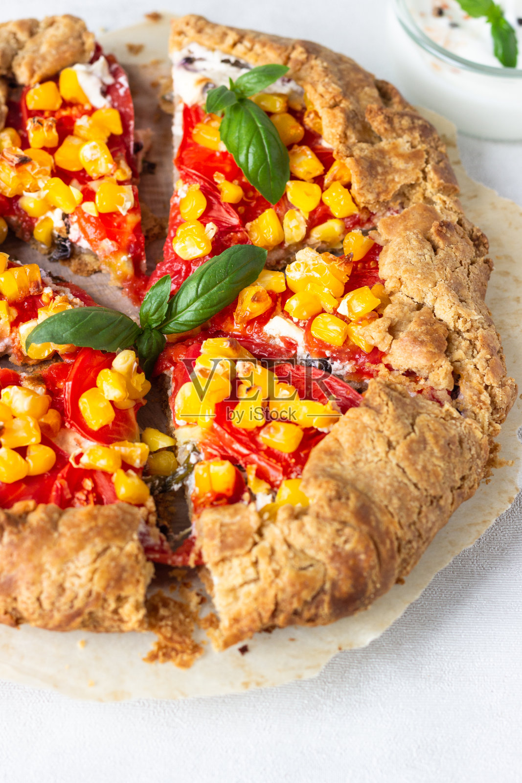 自制乡村开饼，配以番茄、甜玉米、新鲜罗勒和希腊酸奶。照片摄影图片