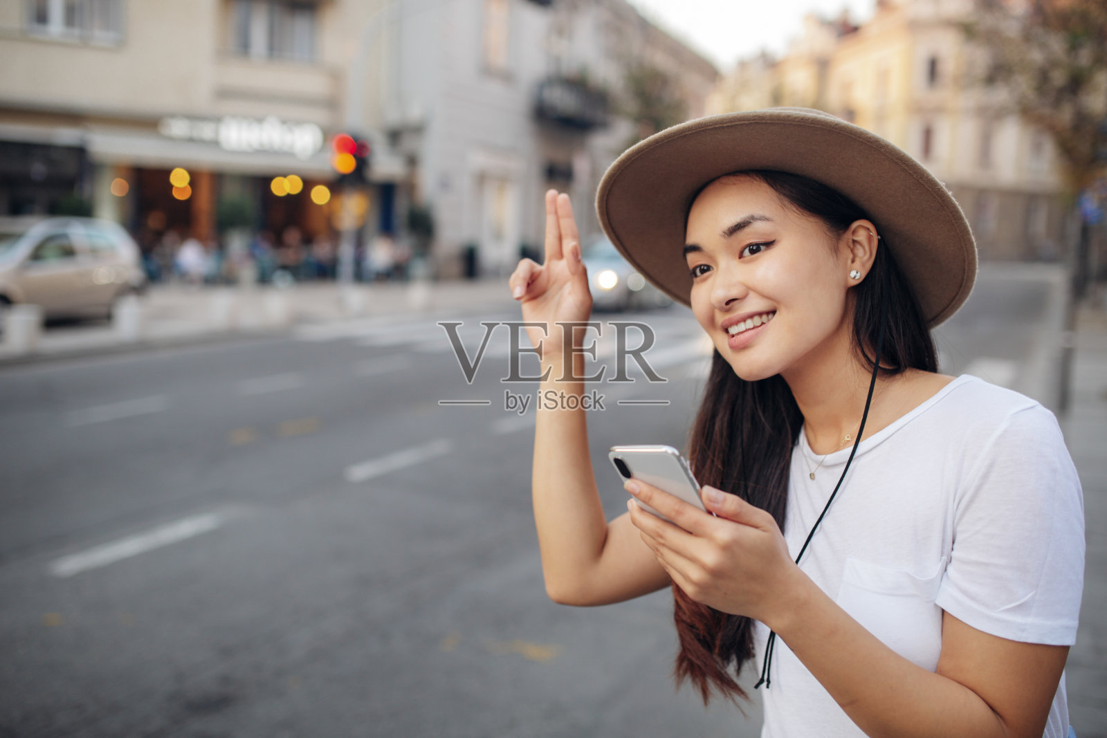 可爱的亚洲女人呼叫交通工具照片摄影图片