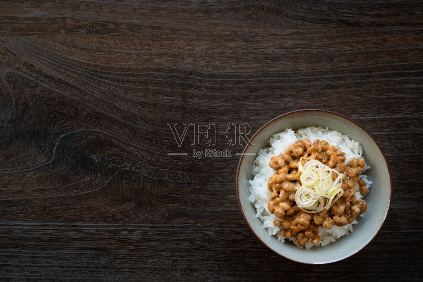 日本人把白米饭和纳豆放在木桌上煮照片摄影图片