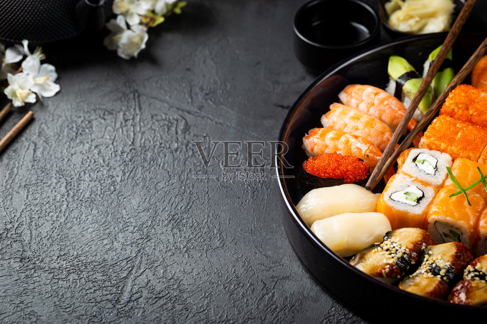 一套寿司和寿司照片摄影图片