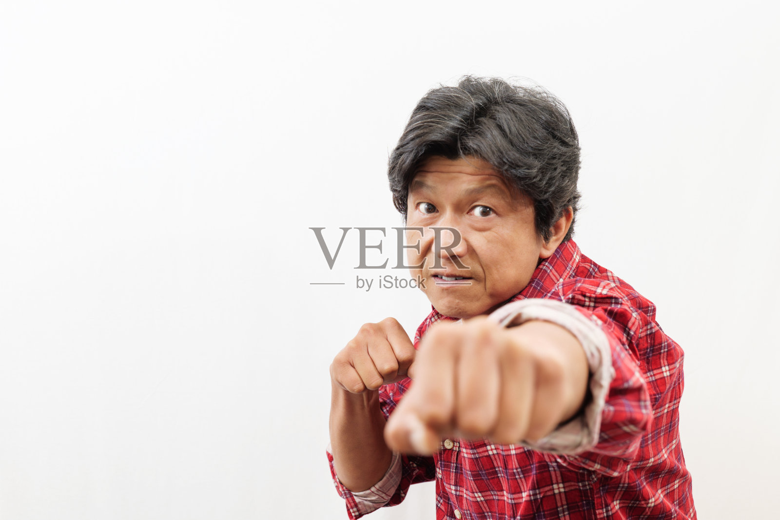 一名日本男子在白色背景下拍照照片摄影图片