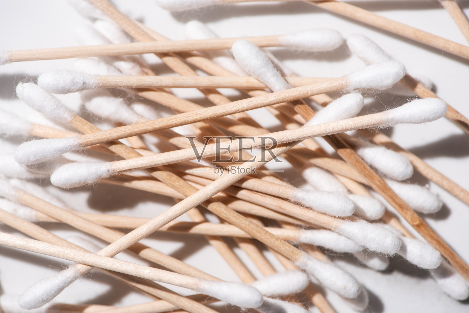 近距离耳棒上的白色背景，零浪费的概念照片摄影图片