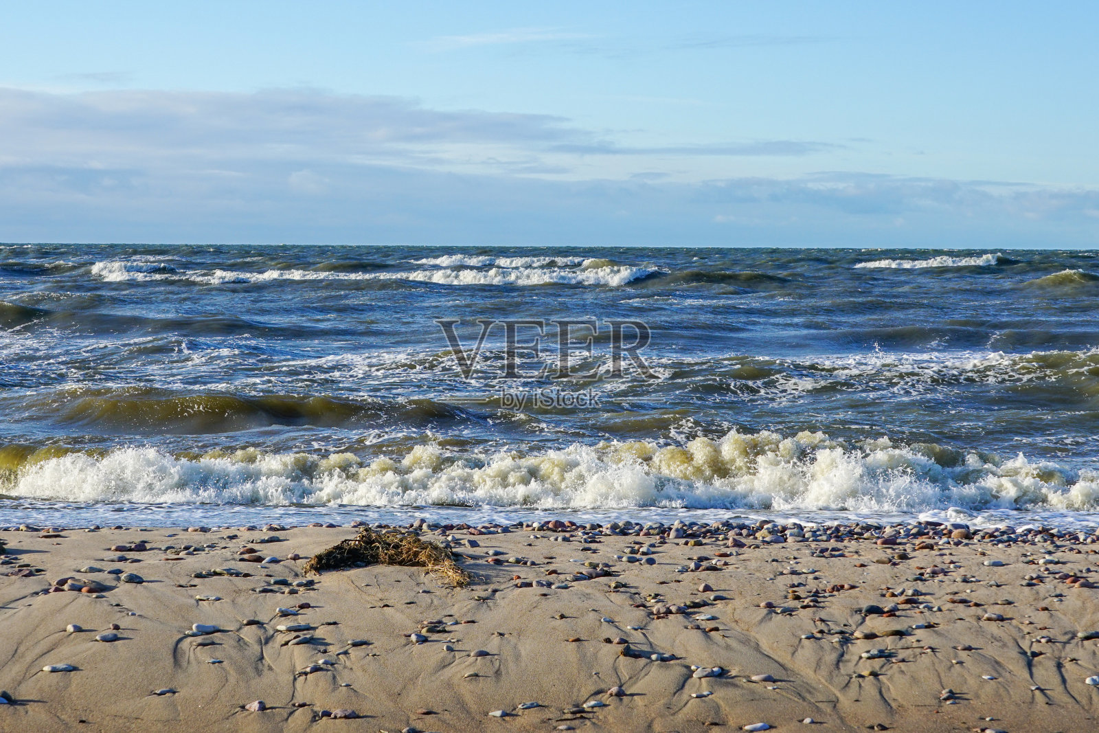 波罗的海的海岸线，海浪和泡沫顶部照片摄影图片