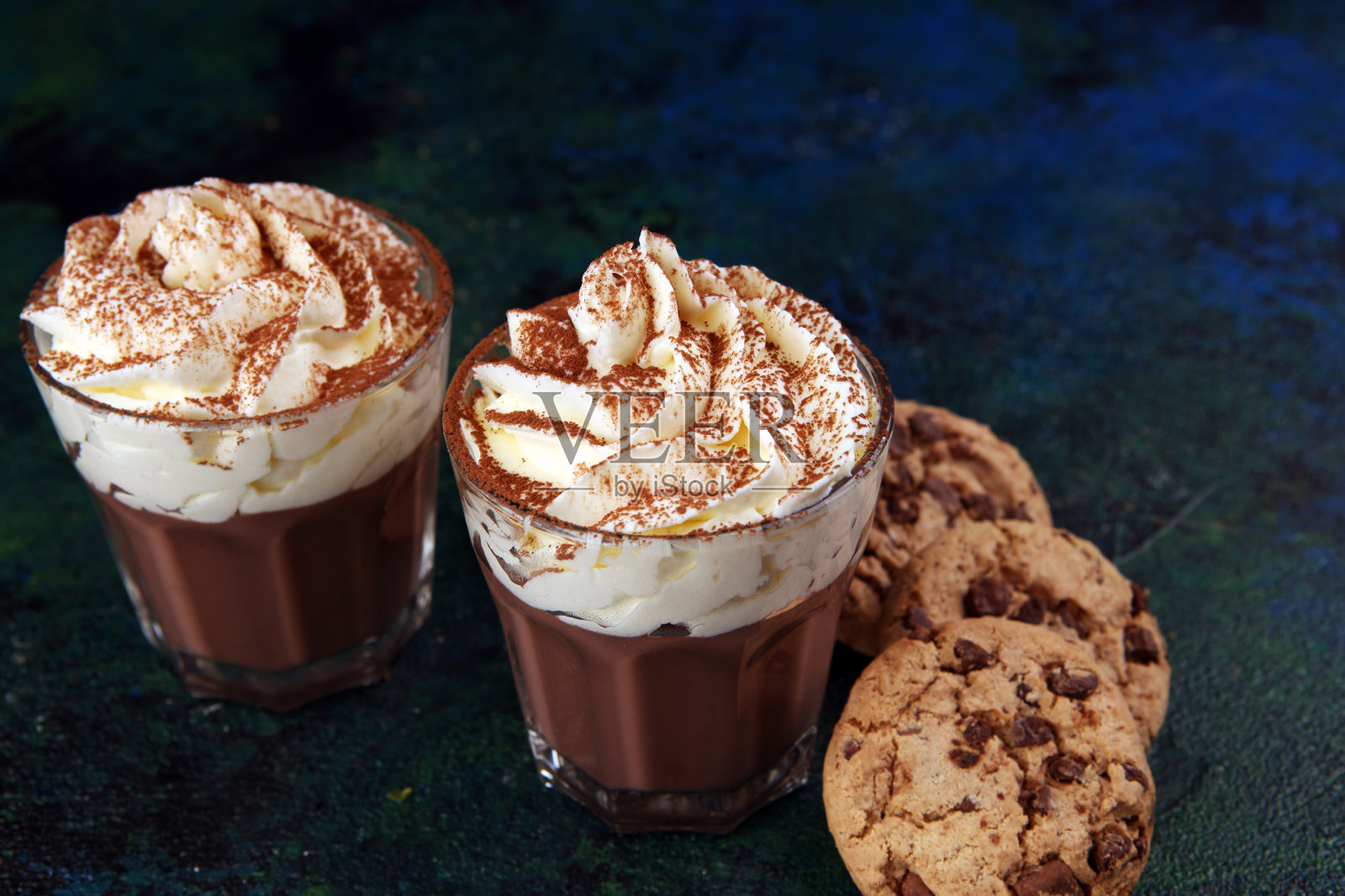 热巧克力，可可，巧克力饼干和鲜奶油照片摄影图片