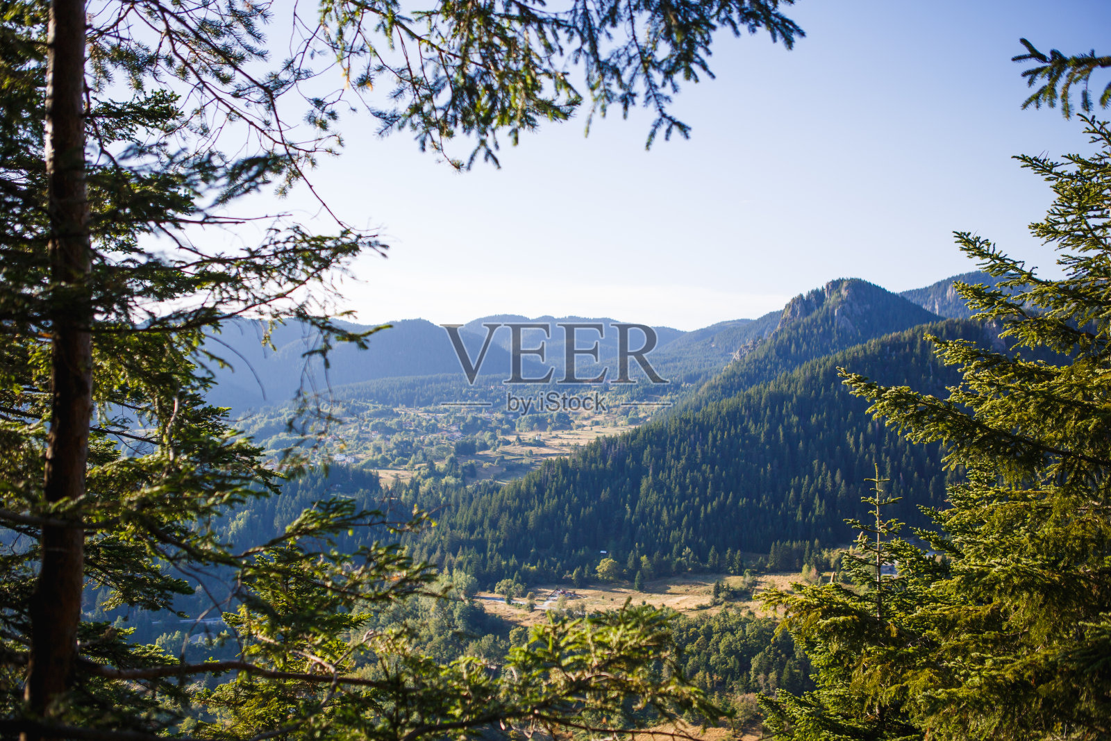 在巴尔干半岛的秋天，从悬崖顶上俯瞰绿色山谷的全景。照片摄影图片