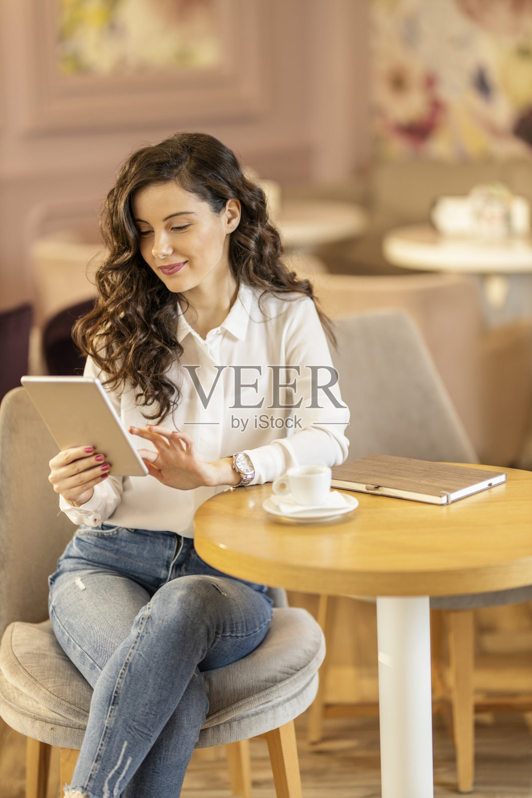 在咖啡馆工作的女企业家照片摄影图片