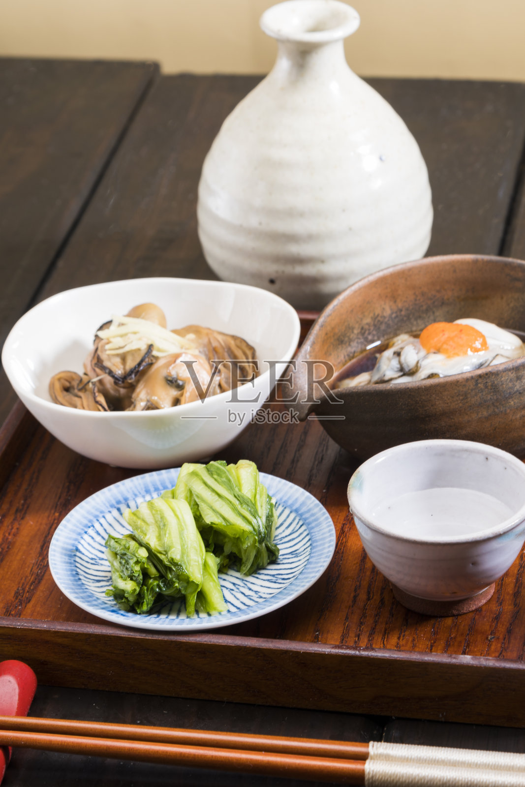 用牡蛎和清酒的小碗照片摄影图片