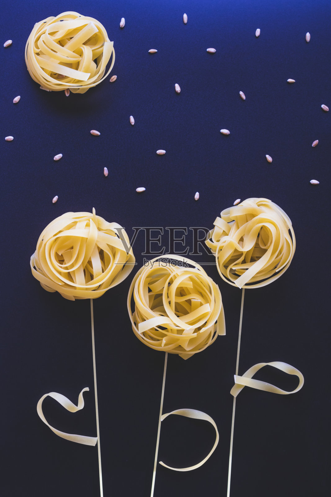 生意大利面。星空上的意大利面花，经典的蓝色背景照片摄影图片