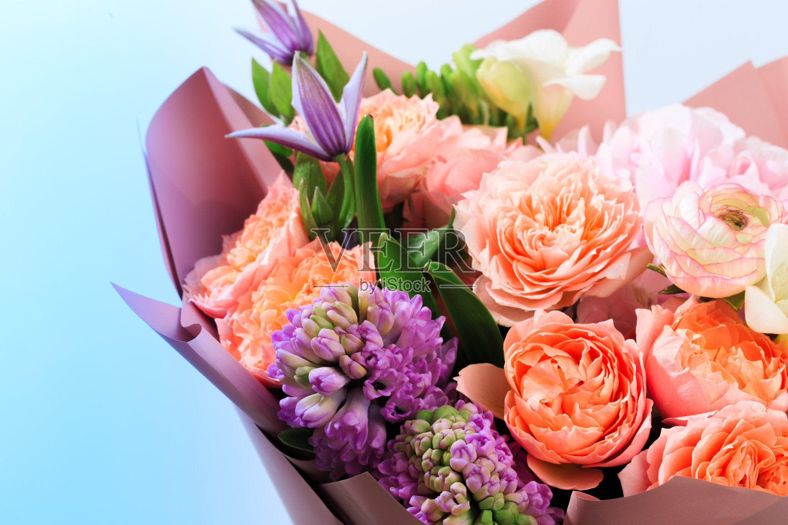 一束混合的春天鲜花近景照片摄影图片