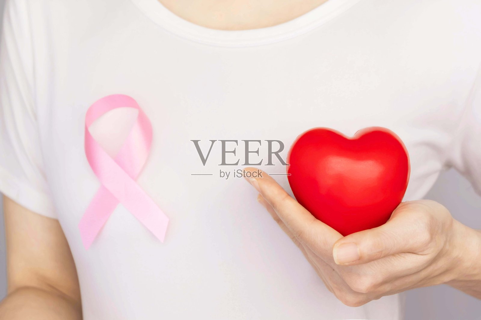 世界乳腺癌防治日概念：粉红丝带关爱女性健康照片摄影图片