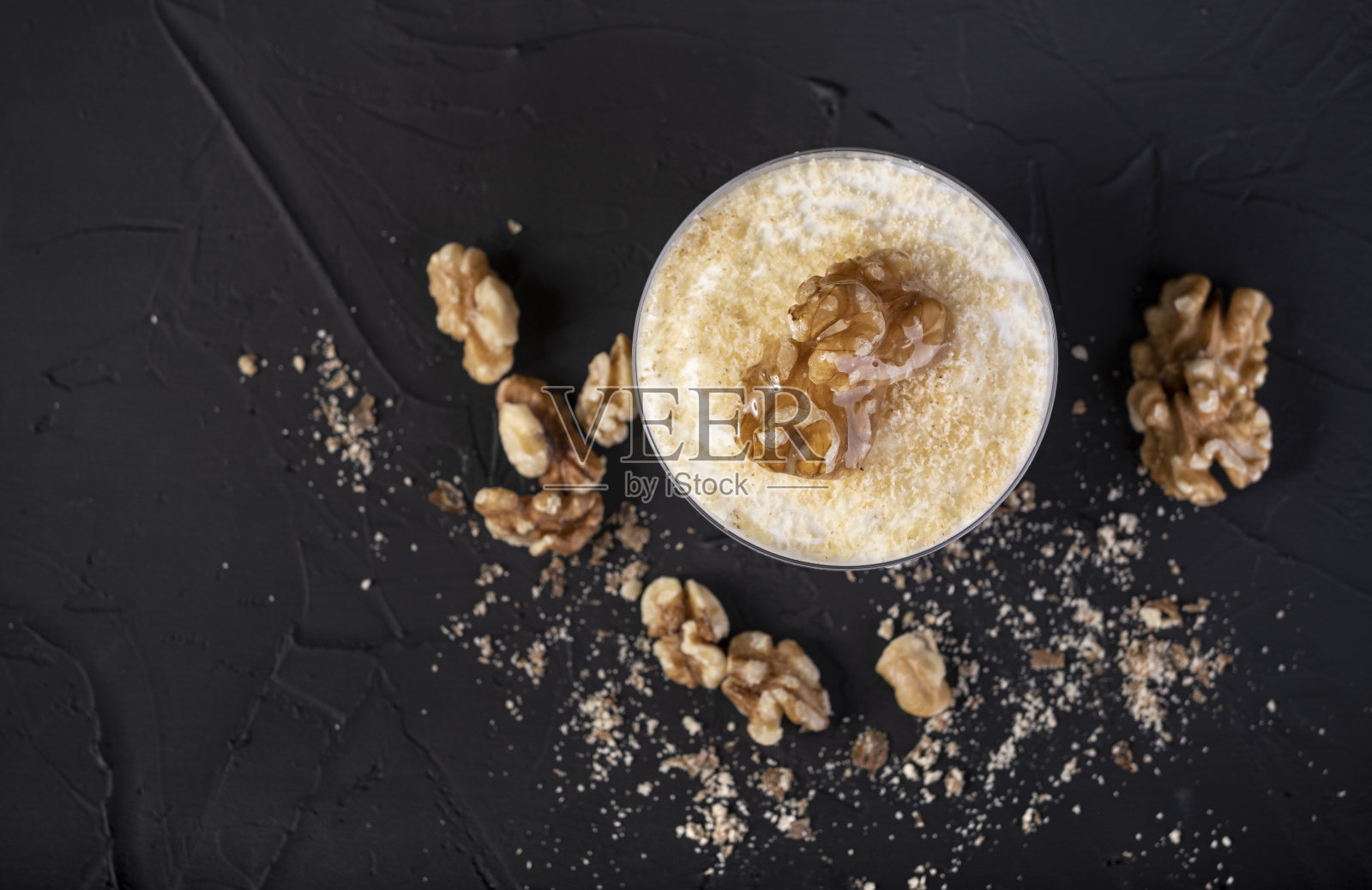 白色巧克力慕斯覆盖坚果在黑色的背景照片摄影图片