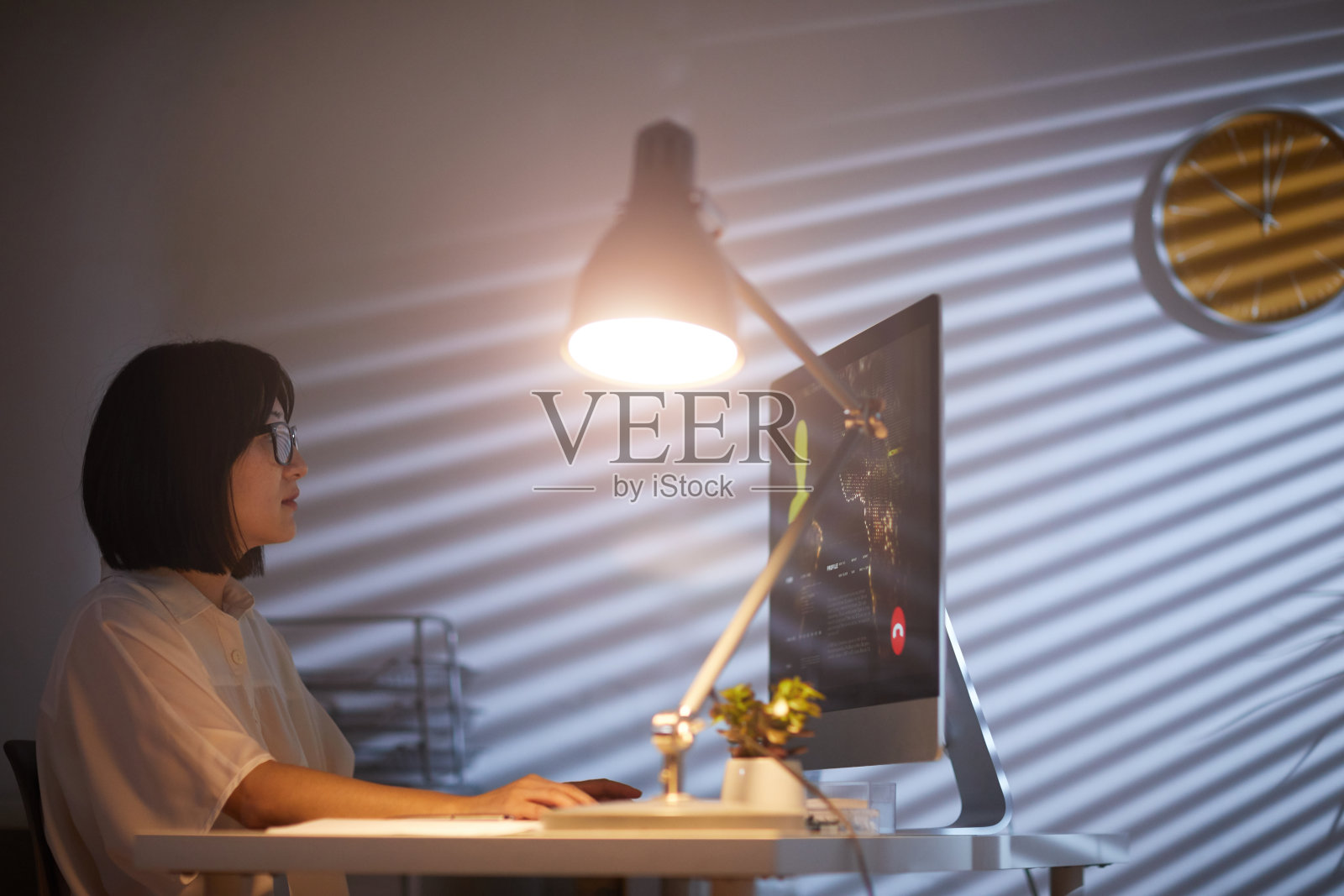 女人在办公室加班工作照片摄影图片