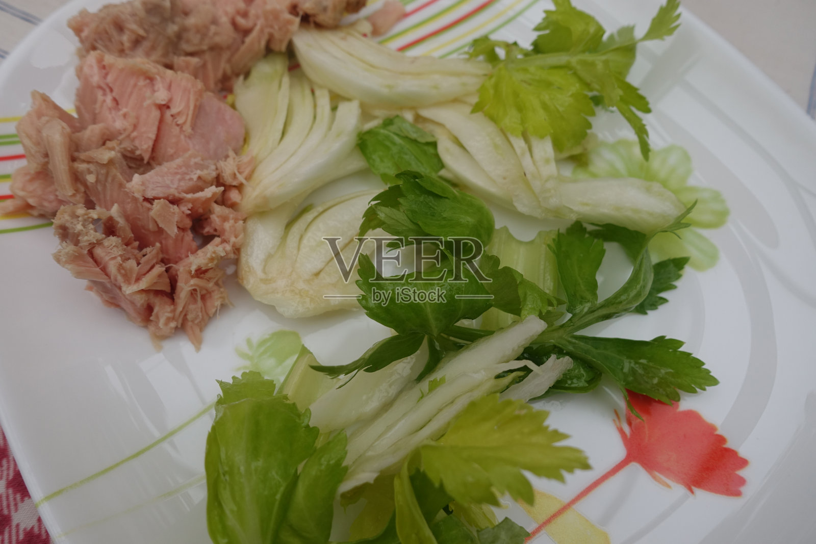 金枪鱼罐头配茴香和芹菜沙拉调味照片摄影图片