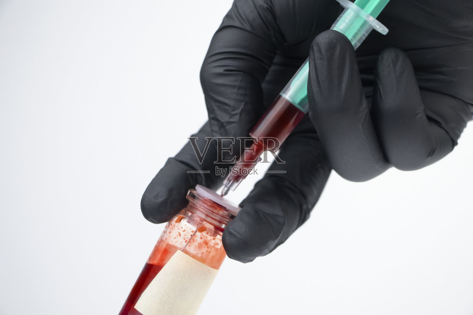 注射器和试管闭合。医生进行了血液取样。验血的实验室。白色背景和文本的位置。照片摄影图片