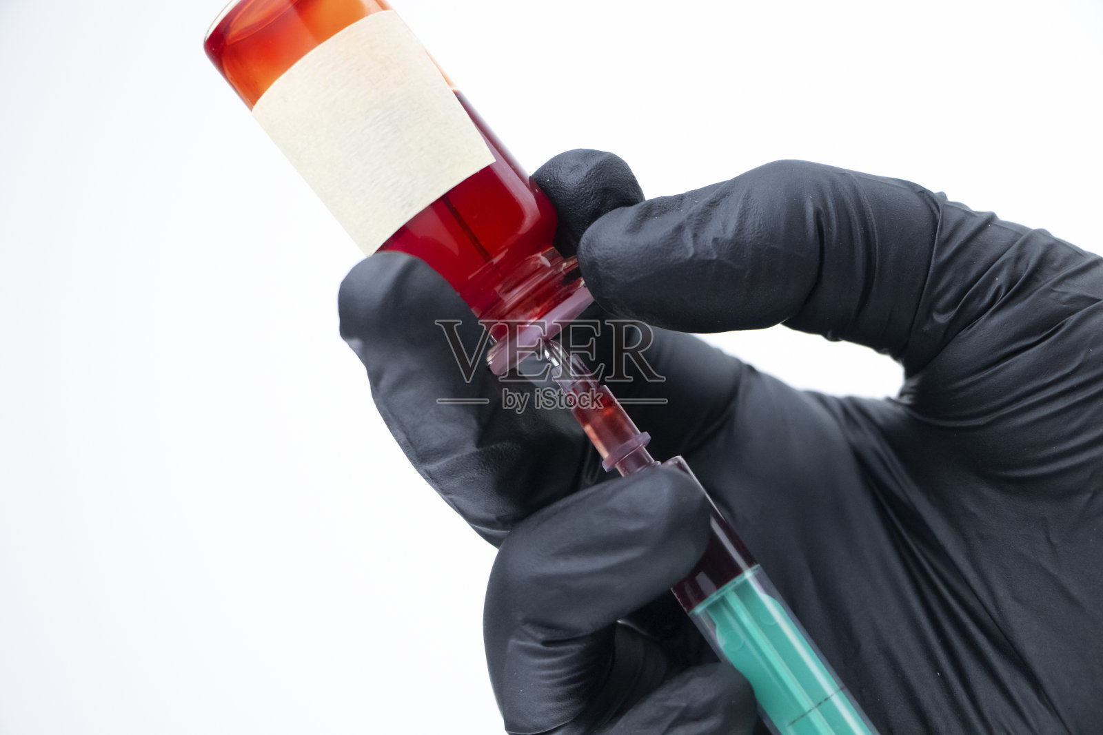 注射器和试管闭合。医生进行了血液取样。验血的实验室。白色背景和文本的位置。照片摄影图片