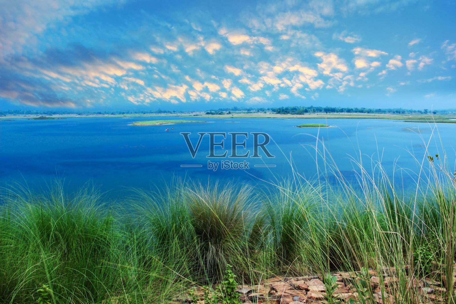 碧水蓝天，绿草如茵照片摄影图片