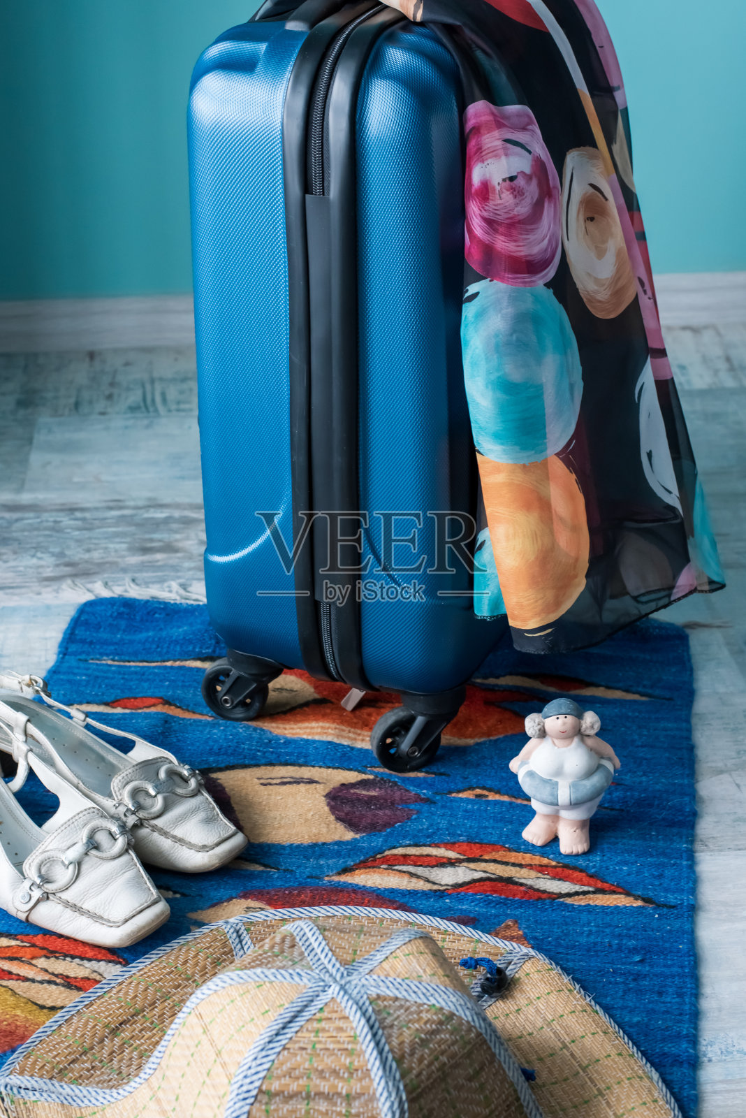 夏季海边度假行李箱物品照片摄影图片