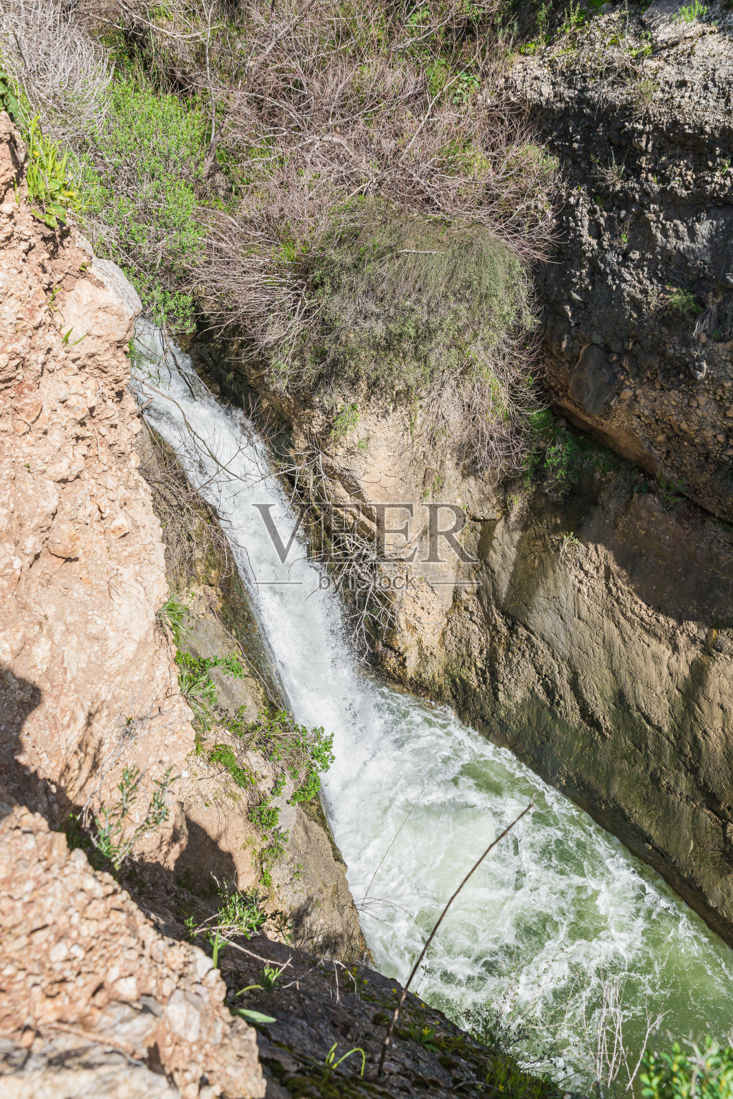 以色列北部加利利阿云河上的哈埃谢德瀑布照片摄影图片