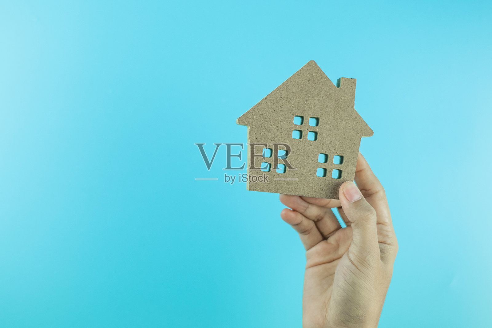 俯视图房子模型在蓝色背景与文本复制空间。银行、房地产、投资、金融、储蓄概念照片摄影图片