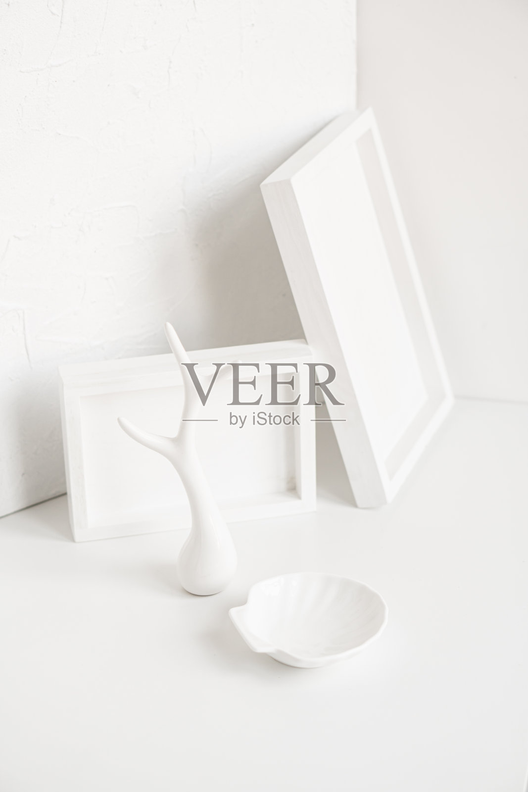 收集不同的白色抽象物件，现代简约装饰照片摄影图片