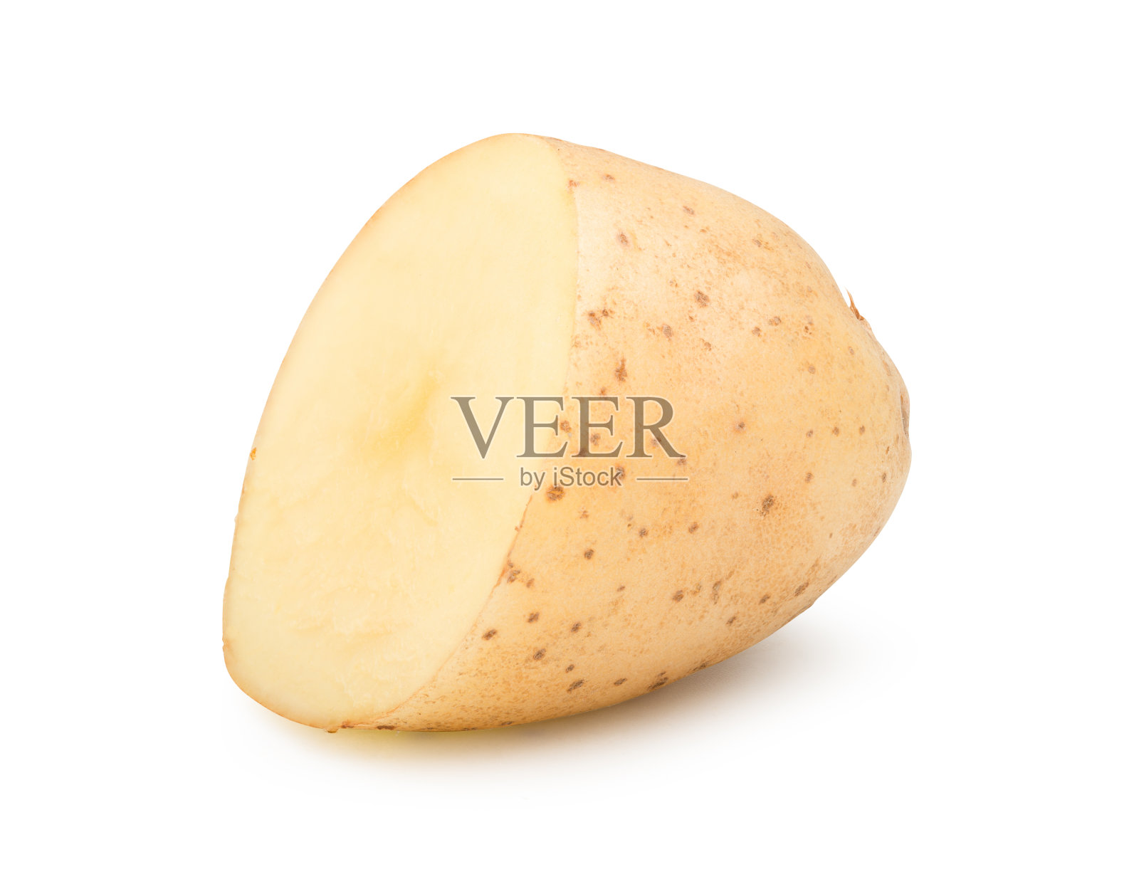 生土豆切成两半在白色的修剪路径。照片摄影图片