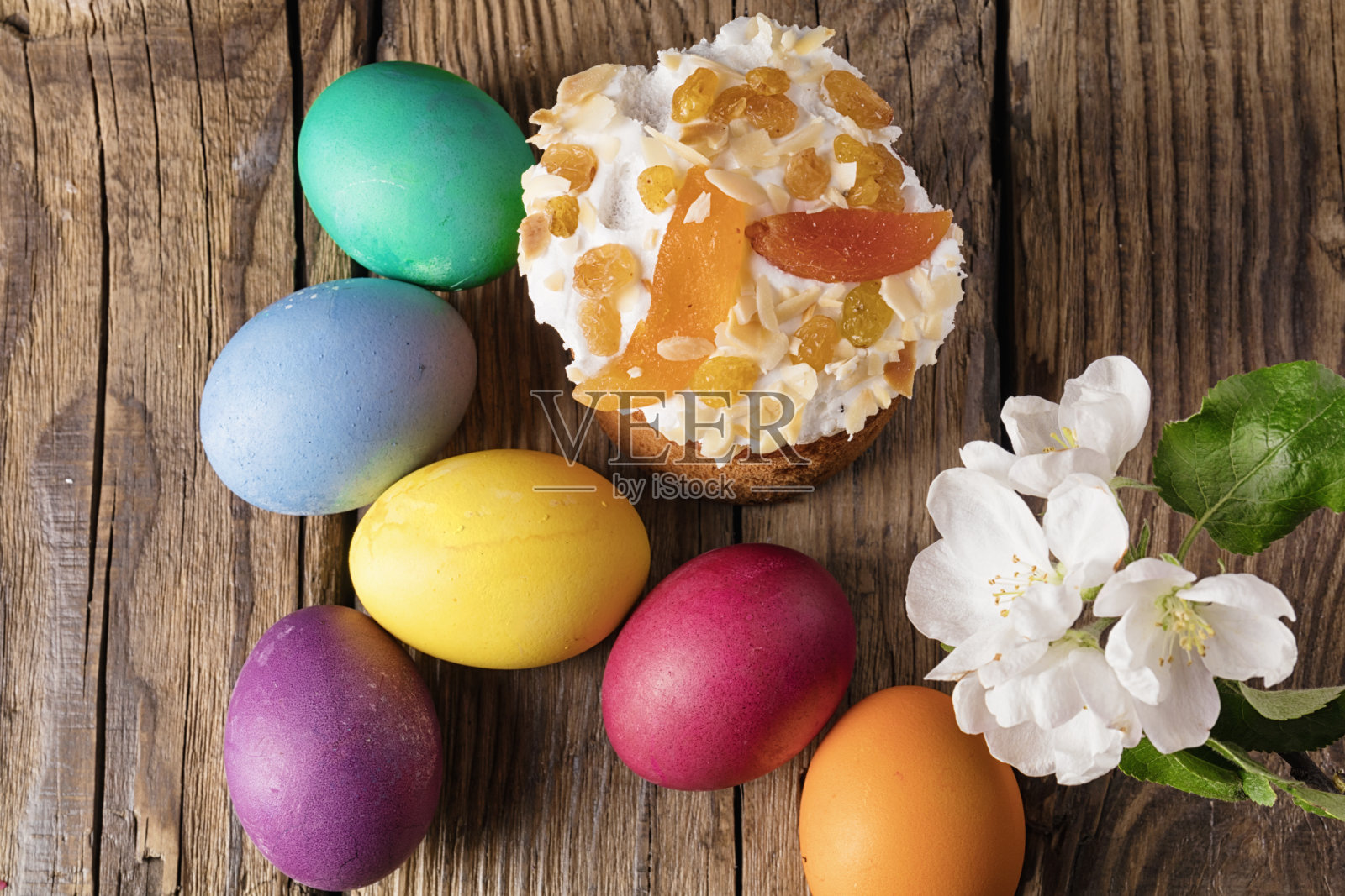 复活节蛋糕和彩蛋放在木桌上照片摄影图片