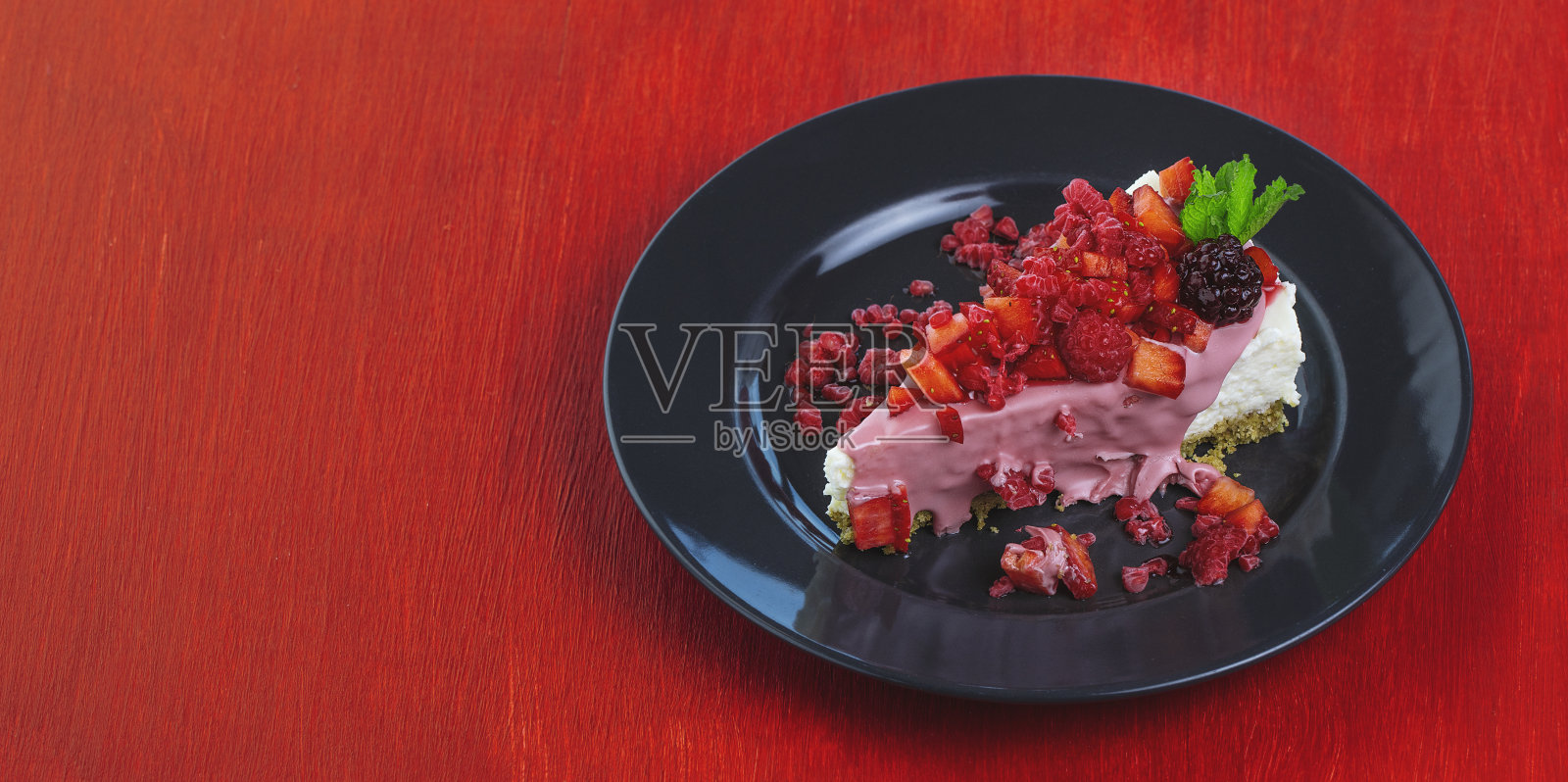 一片融化的红宝石巧克力甜点照片摄影图片