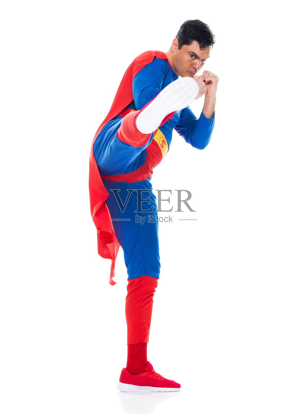 白人年轻男性英雄踢在白色背景穿着服装照片摄影图片