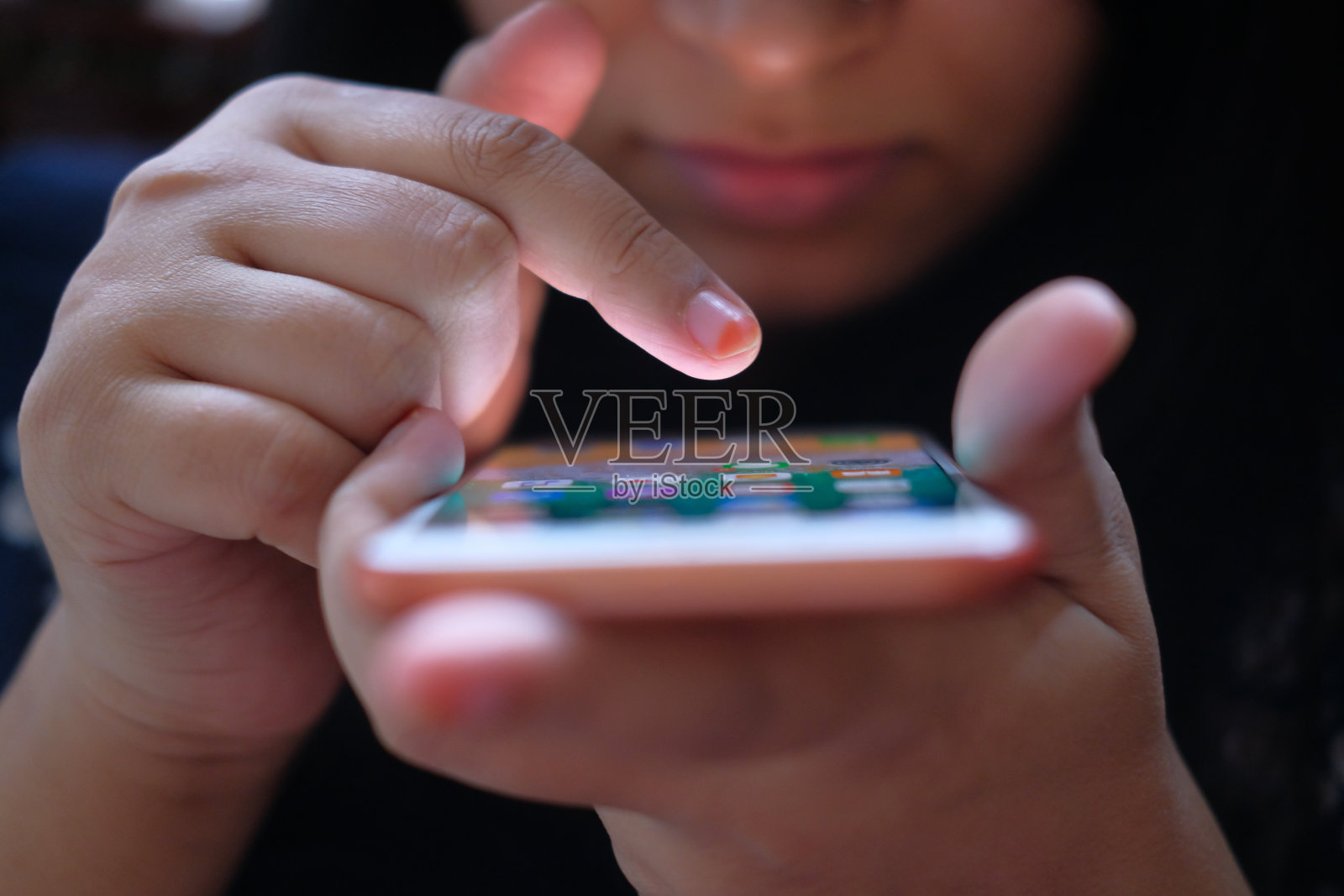 女性使用智能手机照片摄影图片